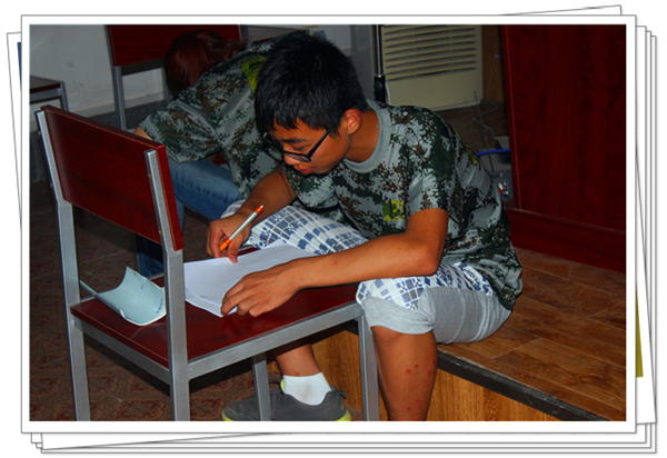 深夜了，還在認(rèn)真寫作業(yè)的易視界伙伴們