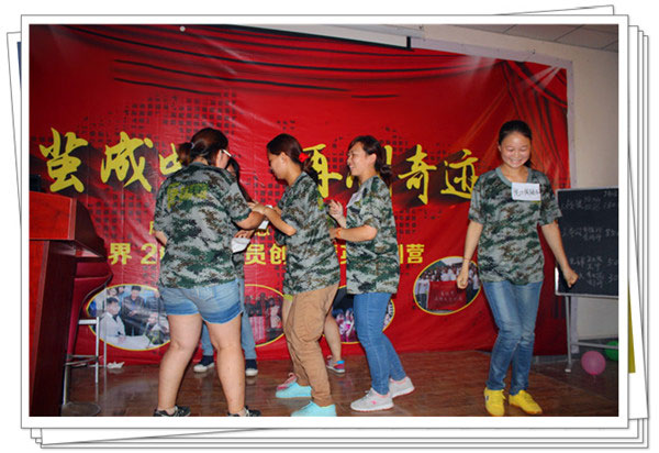 易視界伙伴們臺上表演中