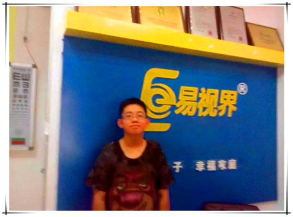 來易視界視力提升會所做眼睛的美國華僑小帥哥