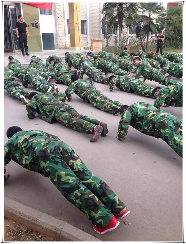 易視界2015下半年度野外拓展訓(xùn)練