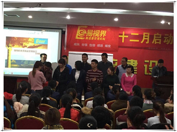 11月表現(xiàn)優(yōu)秀的優(yōu)秀小伙伴上臺領(lǐng)獎