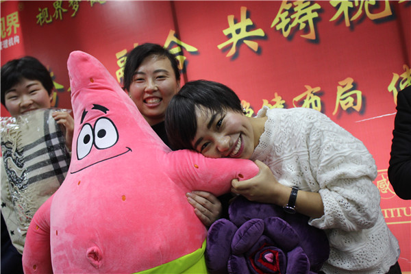 易視界表現(xiàn)優(yōu)秀的小伙伴上臺(tái)抽獎(jiǎng)