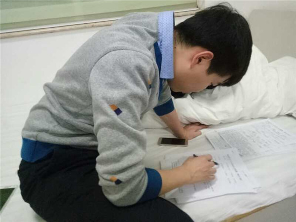 易視界老師認真改卷中