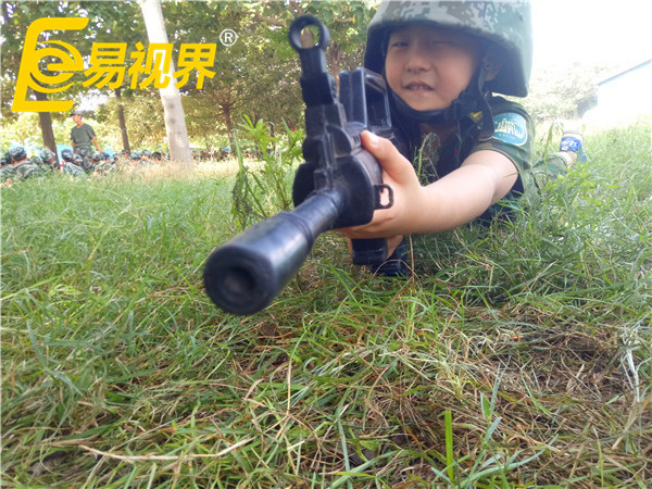 小朋友臉上認真中帶著欣喜