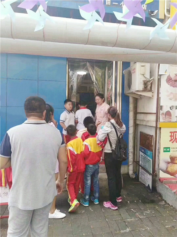 家長帶著孩子進(jìn)店檢查視力，十分熱鬧