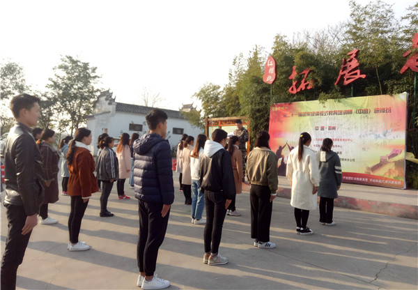 迎著太陽站軍姿