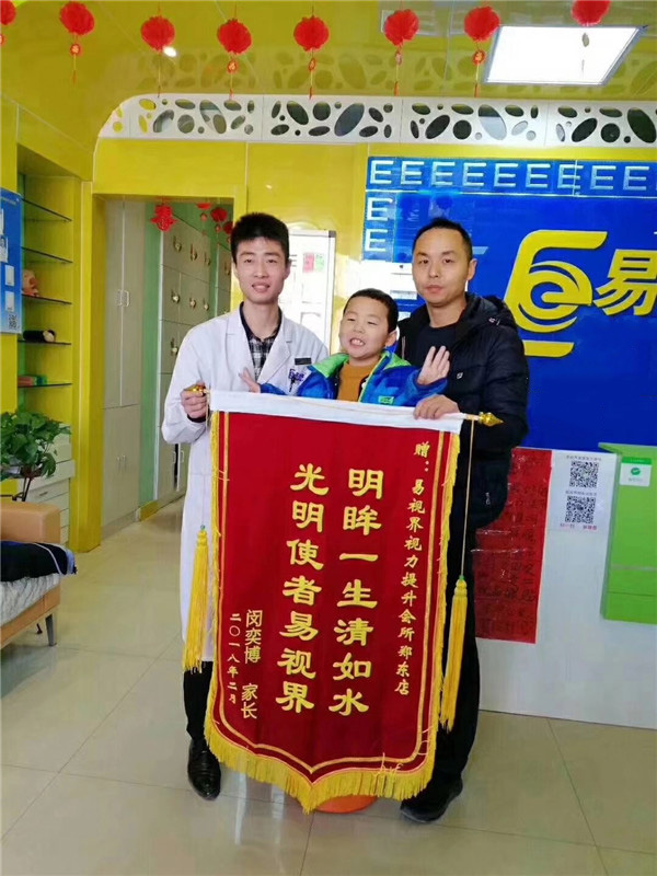 家長與技術(shù)老師合影留念