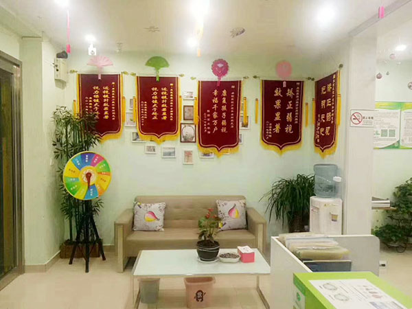 易視界朝鳳店內(nèi)收到的家長贈送的錦旗