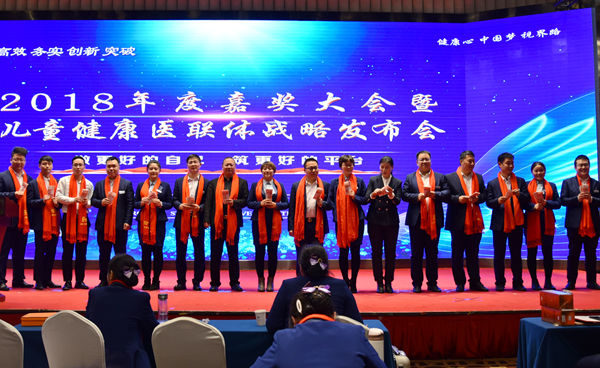 易視界表現(xiàn)優(yōu)秀的伙伴上臺領(lǐng)取現(xiàn)金獎勵