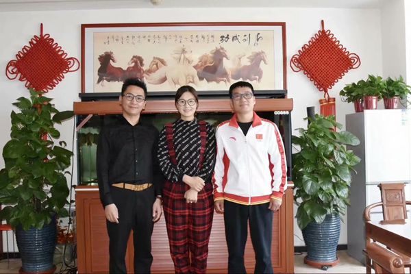 北京雙奧集團(tuán)尤小龍總裁、中國著名戲歌雙棲明星、66國選美國際皇后王光姣與易視界陶總合影