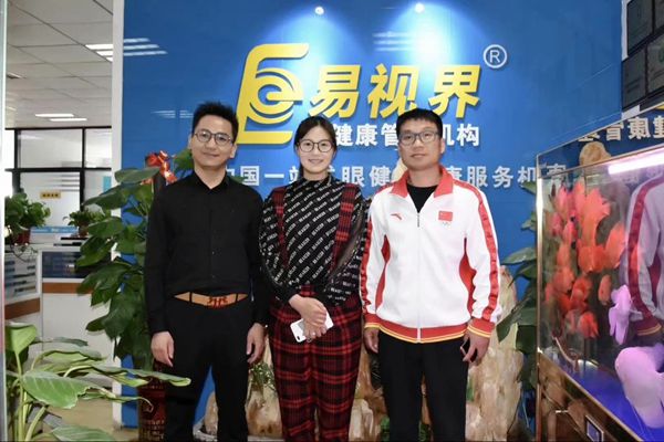 北京雙奧集團(tuán)尤小龍總裁、中國著名戲歌雙棲明星、66國選美國際皇后王光姣與易視界陶總合影