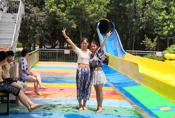 易視界小伙伴們開(kāi)心游玩中