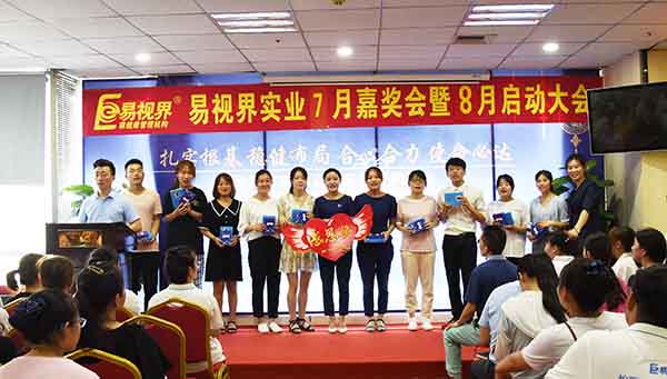 入職滿一年員工領取感恩獎