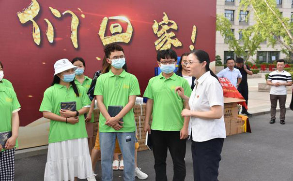 同學(xué)們認真聆聽院知名（侯小坤院長）講話