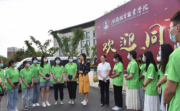 同學(xué)們認真聆聽院知名知名（楊曉燕書記）講話