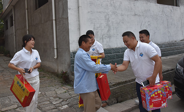 易視界創(chuàng)始人岳總和高層人員的到來，史亞男家人表示熱烈的歡迎