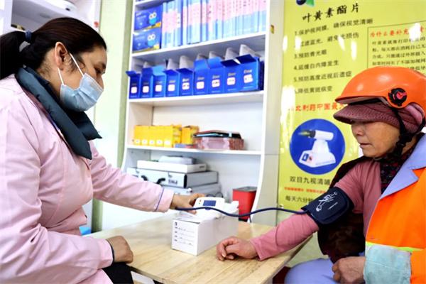 愛(ài)心聚焦！易視界300多副老花鏡暖了環(huán)衛(wèi)工人的心！