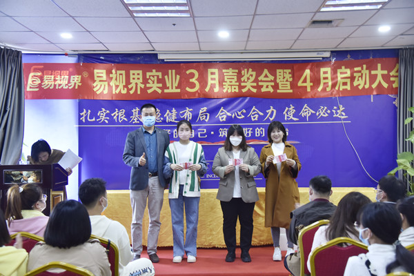 小伙伴們上臺領(lǐng)獎了