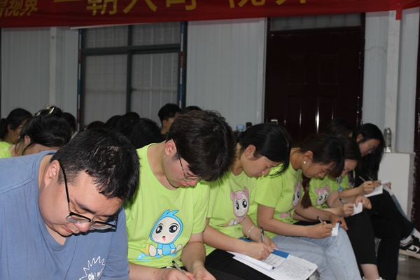 易視界精英認真學(xué)習(xí)技術(shù)中