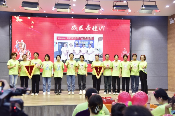 易視界九月優(yōu)秀VI形象獎獲得者上臺領獎