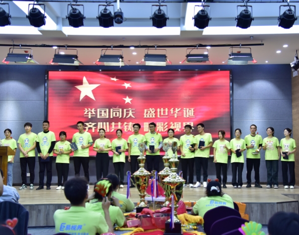 易視界九月表現(xiàn)優(yōu)秀的伙伴上臺領獎