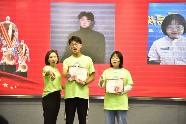 易視界九月優(yōu)秀新人獎獲得者上臺領獎