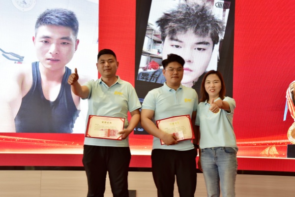 易視界2024年4月積分新人獎獲得者上臺領(lǐng)獎