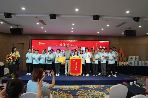 易視界2024年7月業(yè)績團(tuán)隊獲得者上臺領(lǐng)獎