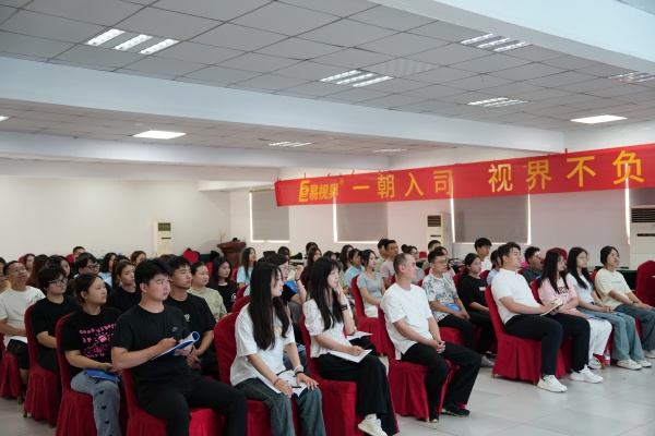 經(jīng)貿(mào)嬌子們認真學習中