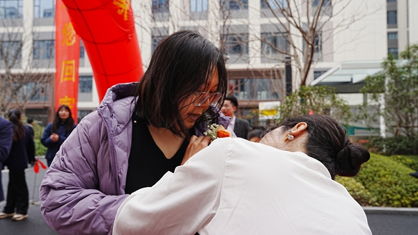 易視界小伙伴為客戶戴胸花