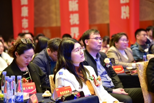 易視界17載感恩如光同行共同守護清晰視界客戶答謝會圖集