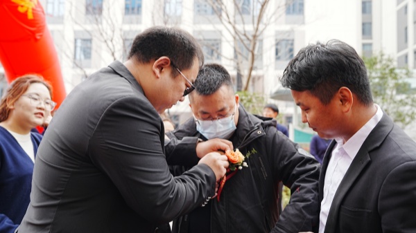 易視界小伙伴為客戶戴胸花