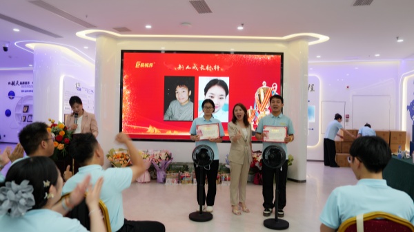 易視界5月新人成長(zhǎng)獎(jiǎng)獲得者上臺(tái)領(lǐng)獎(jiǎng)