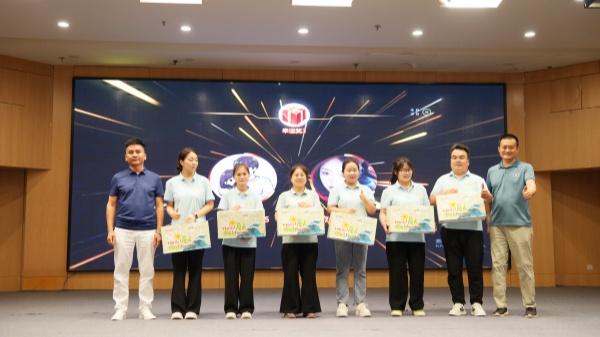 現(xiàn)場抽獎獲獎的小伙伴們上臺領獎