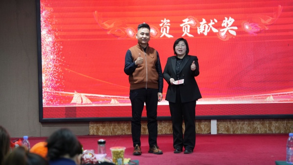 易視界2025年12月份人資貢獻(xiàn)獎(jiǎng)獲得者上臺(tái)領(lǐng)獎(jiǎng)