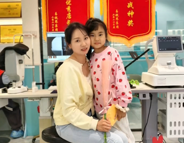 母親節(jié)，易視界以康乃馨為禮，敬獻(xiàn)每一位到店小客戶的母親